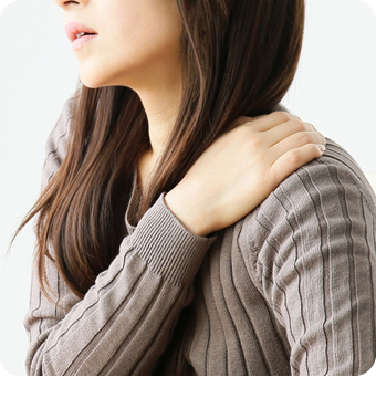 肩を抑えた疲れた感じの女性